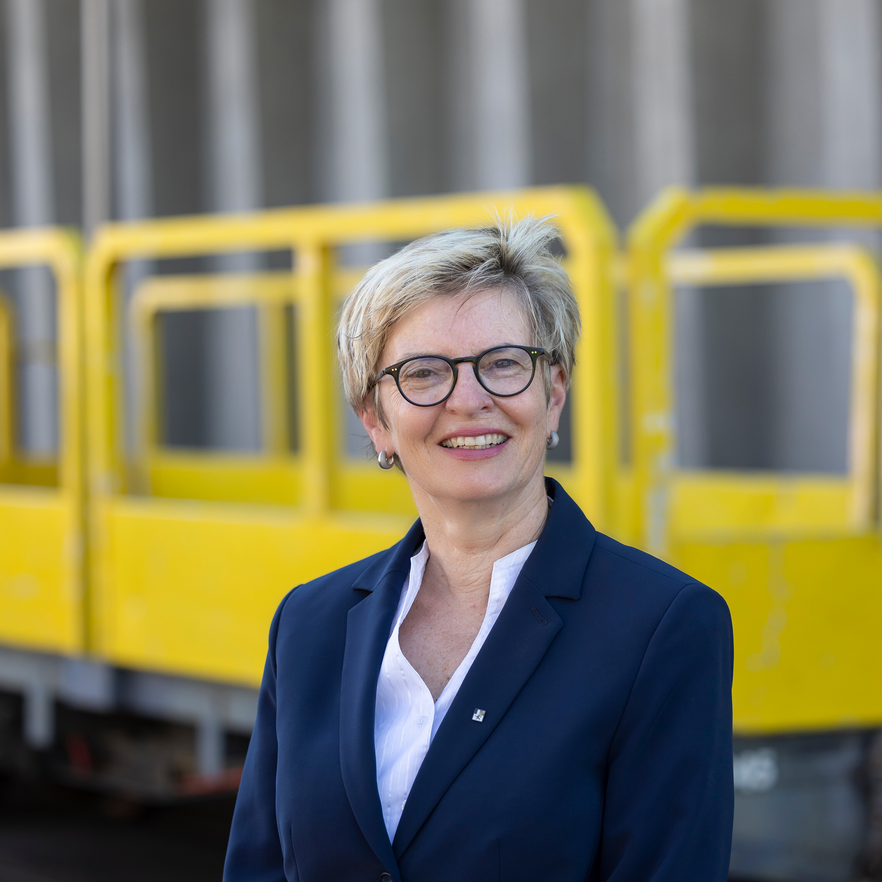 Beatrice Baselgia-Brunner - Verwaltungsrat vor gelbem Güterwagen