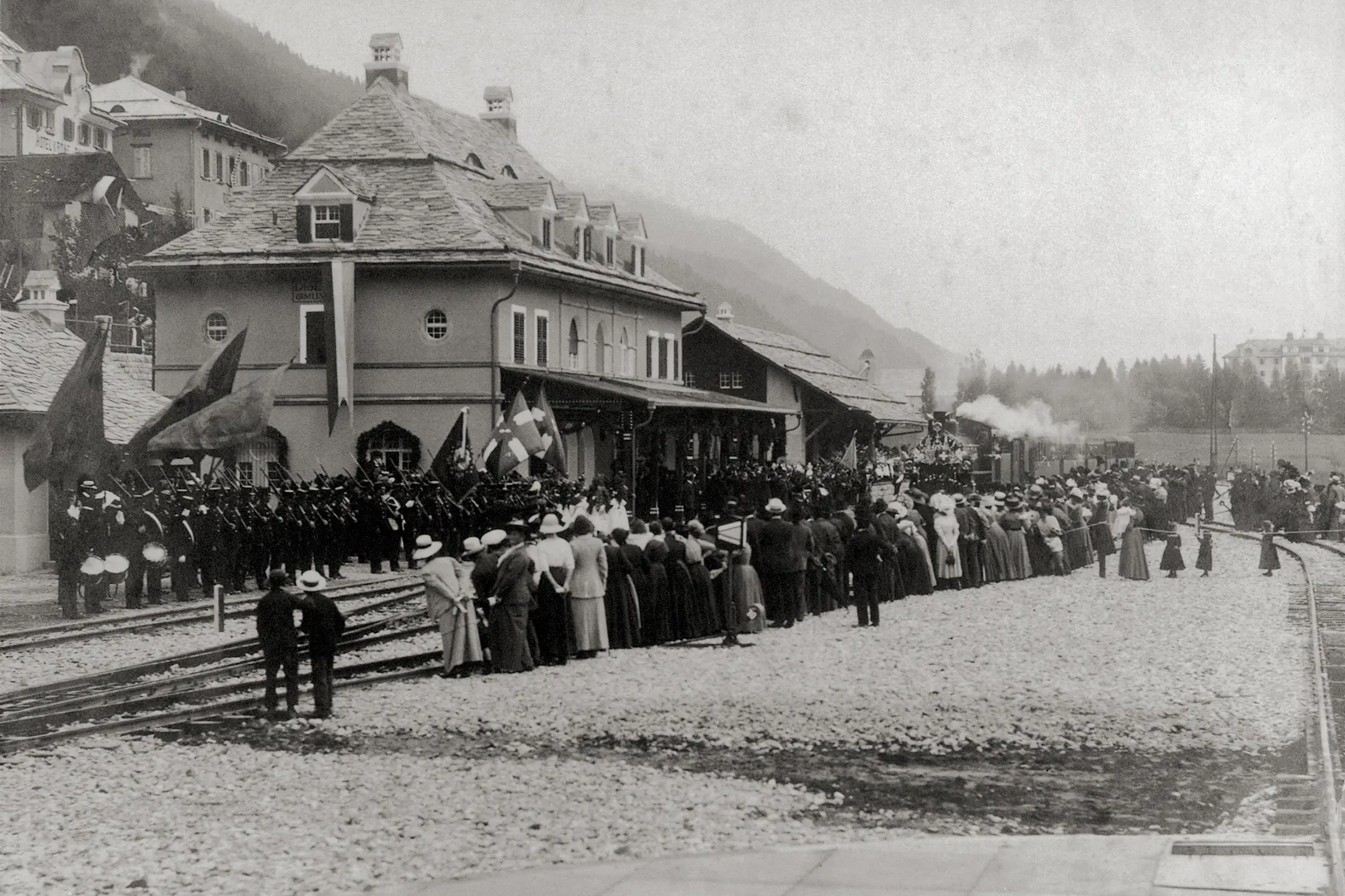Feierliche Einweihung und Einfahrt der Lokomotive G 4/5 119 am 30. Juli 1912 in den Bahnhof Disentis/Mustér