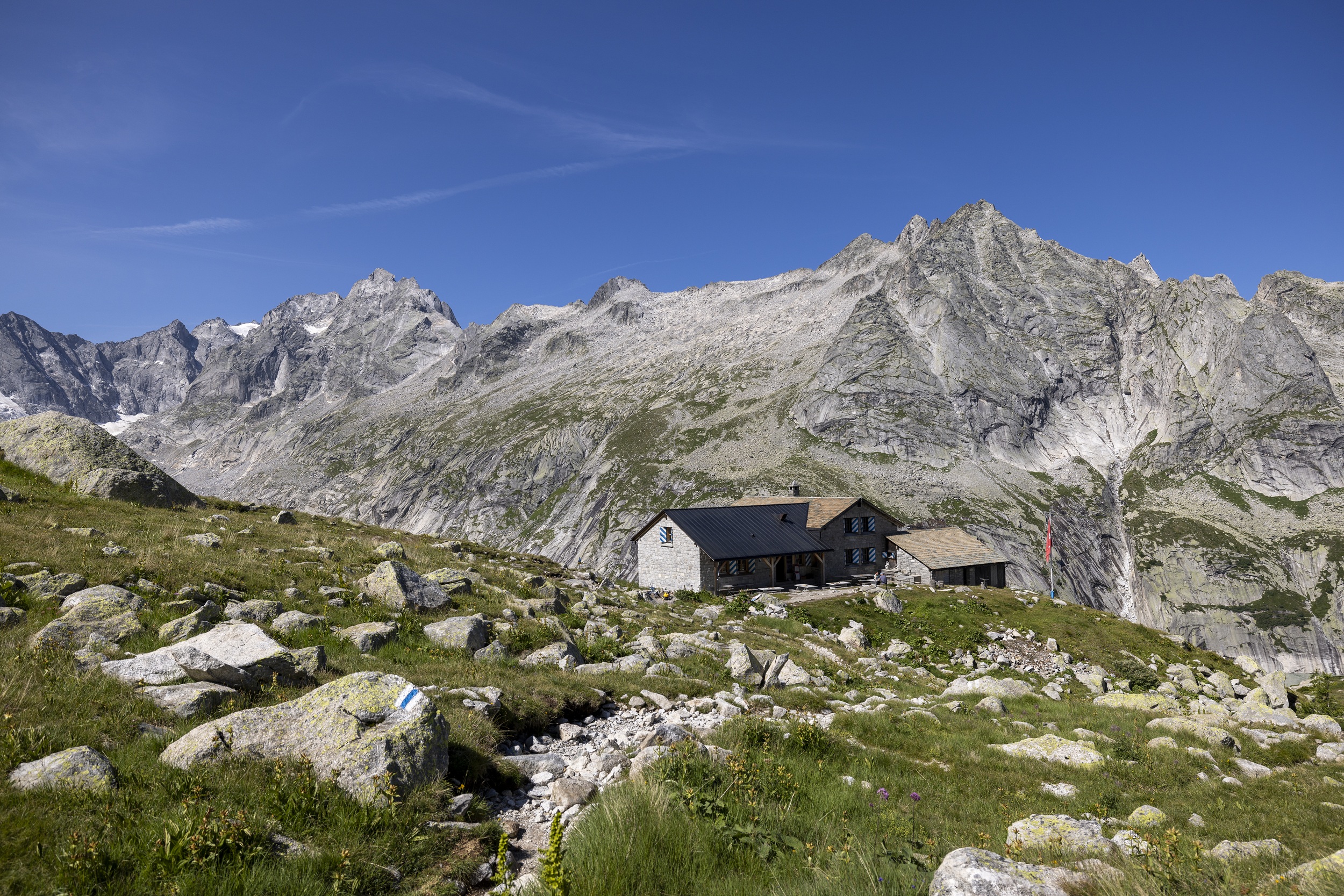 Die Albignahütte SAC eingebettet in der Berglandschaft. 