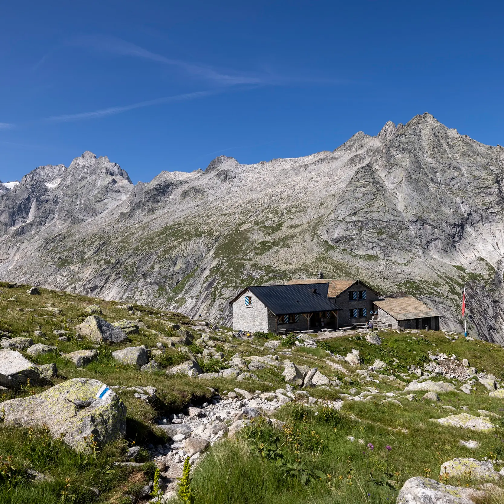 Die Albignahütte SAC eingebettet in der Berglandschaft.