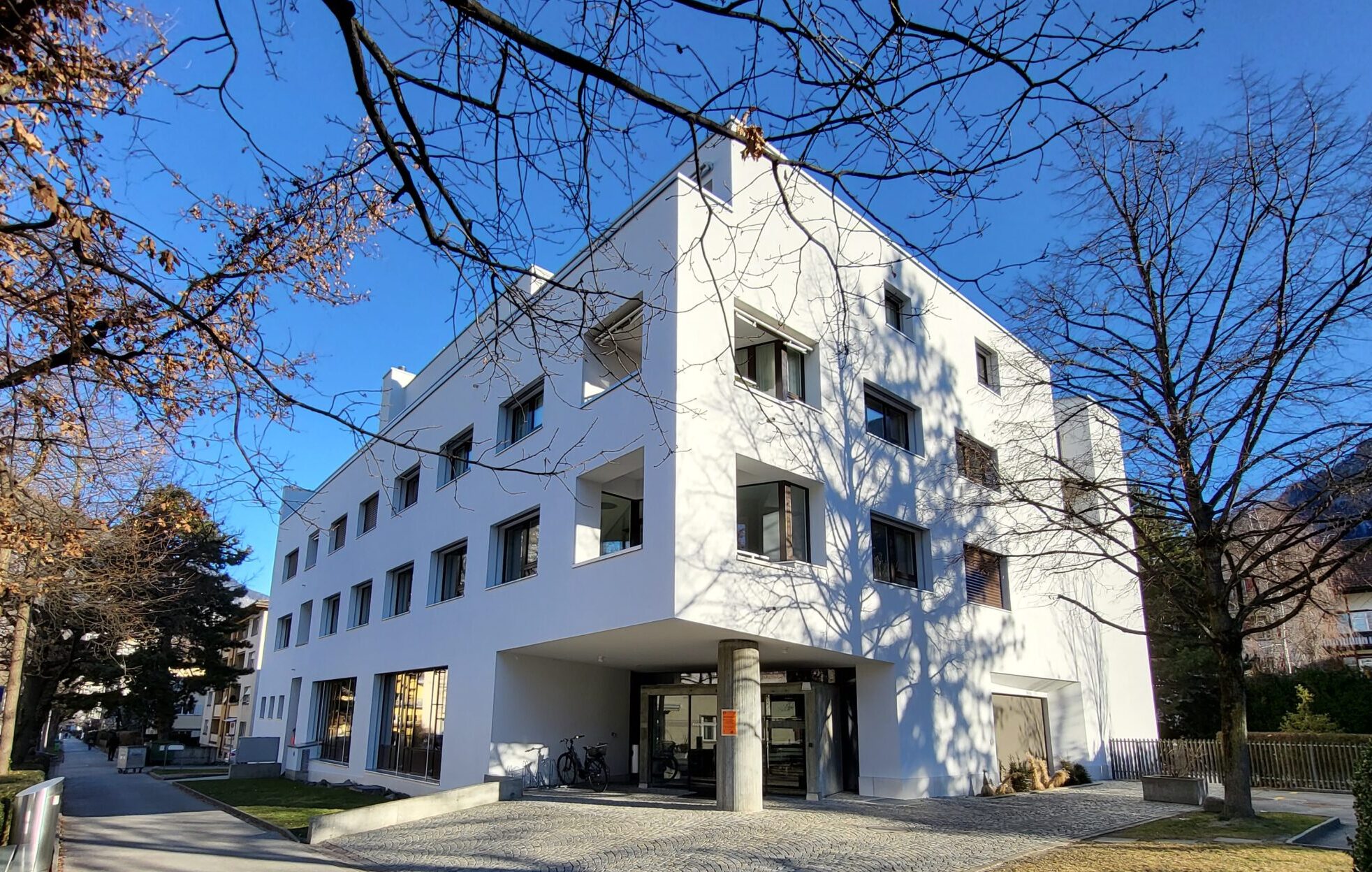 Das Titthof Gebäude in Chur von aussen in der Sonne