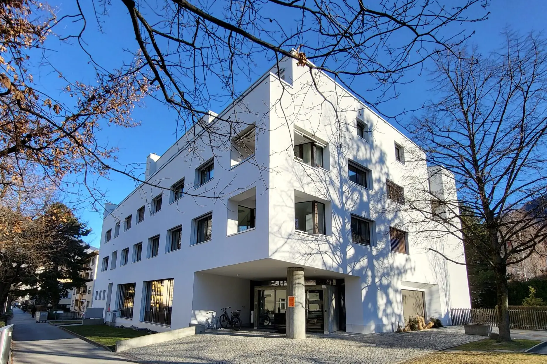 Das Titthof Gebäude in Chur von aussen in der Sonne