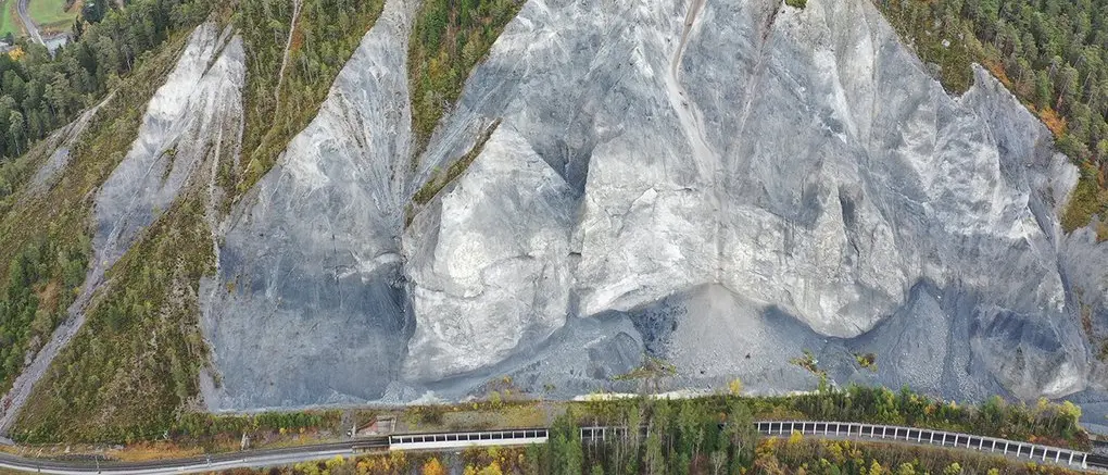 Hohe Felswände prägen die Rheinschlucht. Zu sehen ist die Steinschlaggalerie in Valendas.