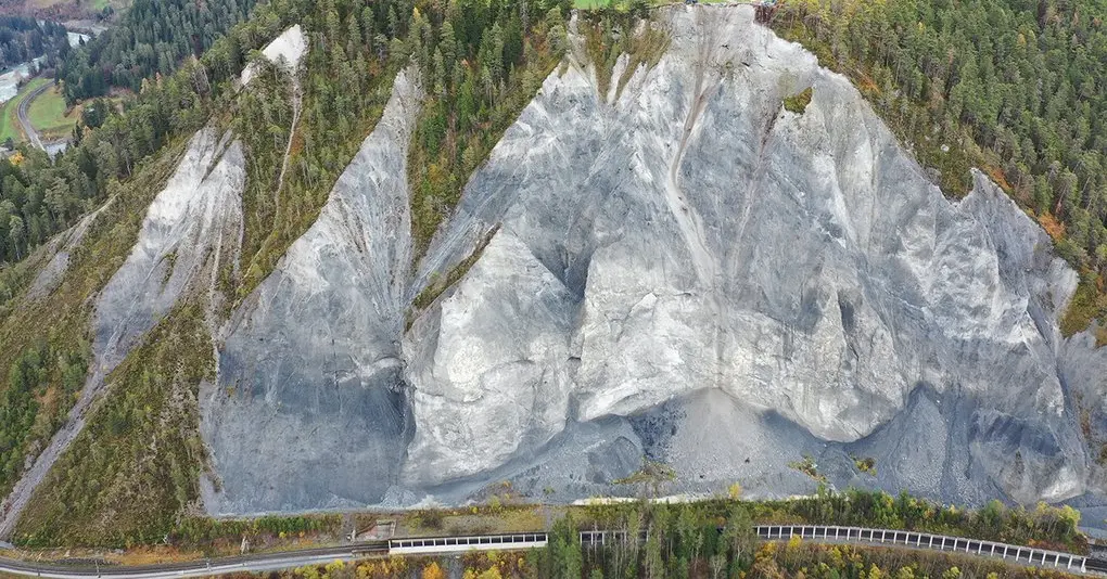 Hohe Felswände prägen die Rheinschlucht. Zu sehen ist die Steinschlaggalerie in Valendas.