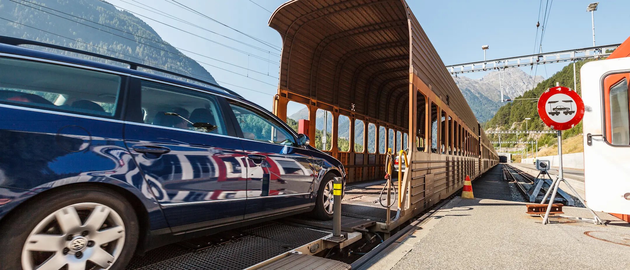 Ein Auto fährt in den Zug am Autoverlad Vereina.