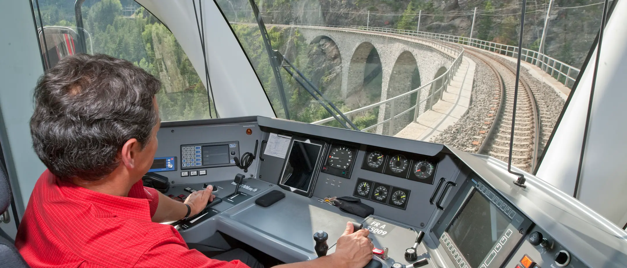Aussicht einer Führerstandsfahrt beim Landwasserviadukt aus dem Führerstand.