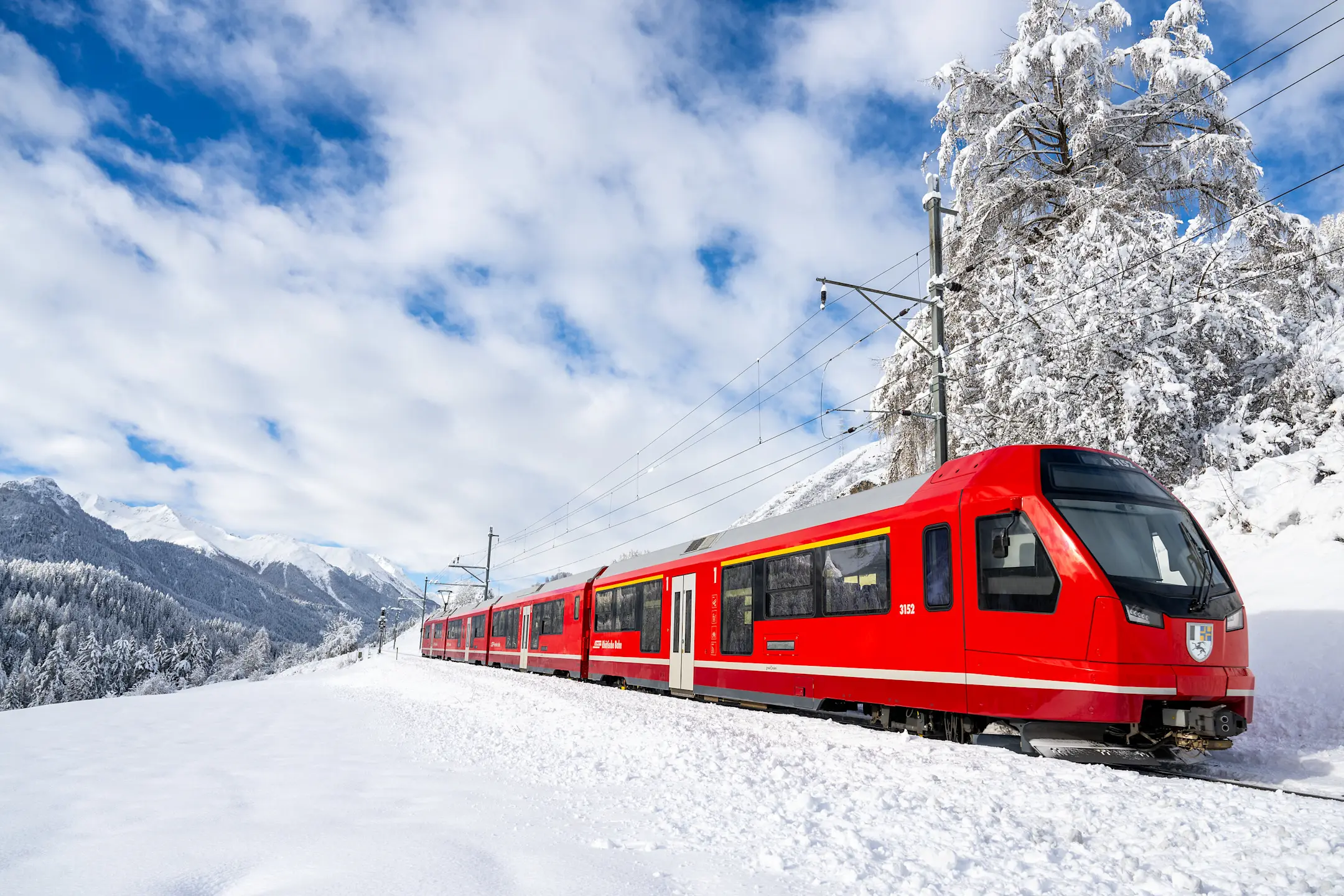 Capricorn-Triebzug in verschneiter Landschaft zwischen Scuol-Tarasp und Lavin.