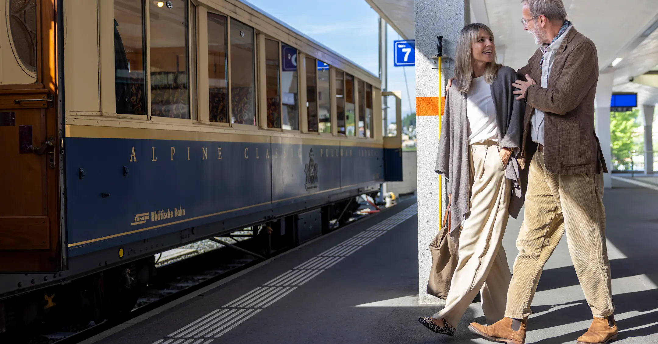 Gäste werden am Bahnhof St. Moritz von ihren persönlichen Gastgeber/innen empfangen.