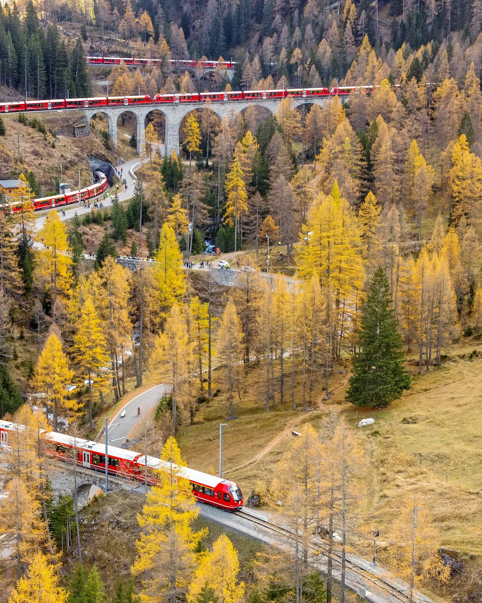 Weltrekord: Mit 25 Capricorn-Triebzügen fuhr die  RhB am Samstagnachmittag, 29. Oktober 2022, über die Albulalinie