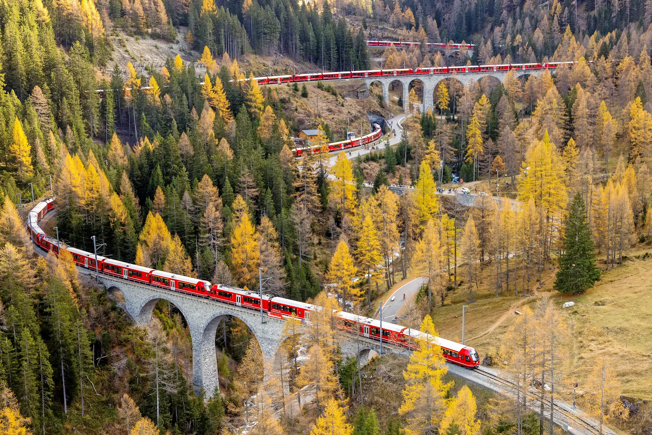 Weltrekord: Mit 25 Capricorn-Triebzügen fuhr die  RhB am Samstagnachmittag, 29. Oktober 2022, über die Albulalinie