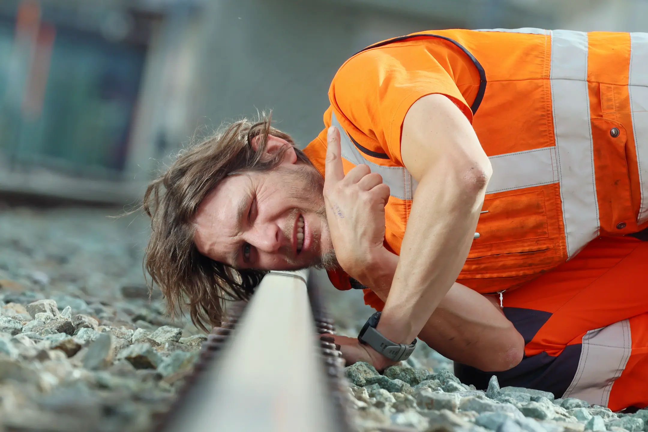 Ein RhB-Mitarbeiter aus dem Geschäftsbereich Infrastruktur untersucht ein Gleis
