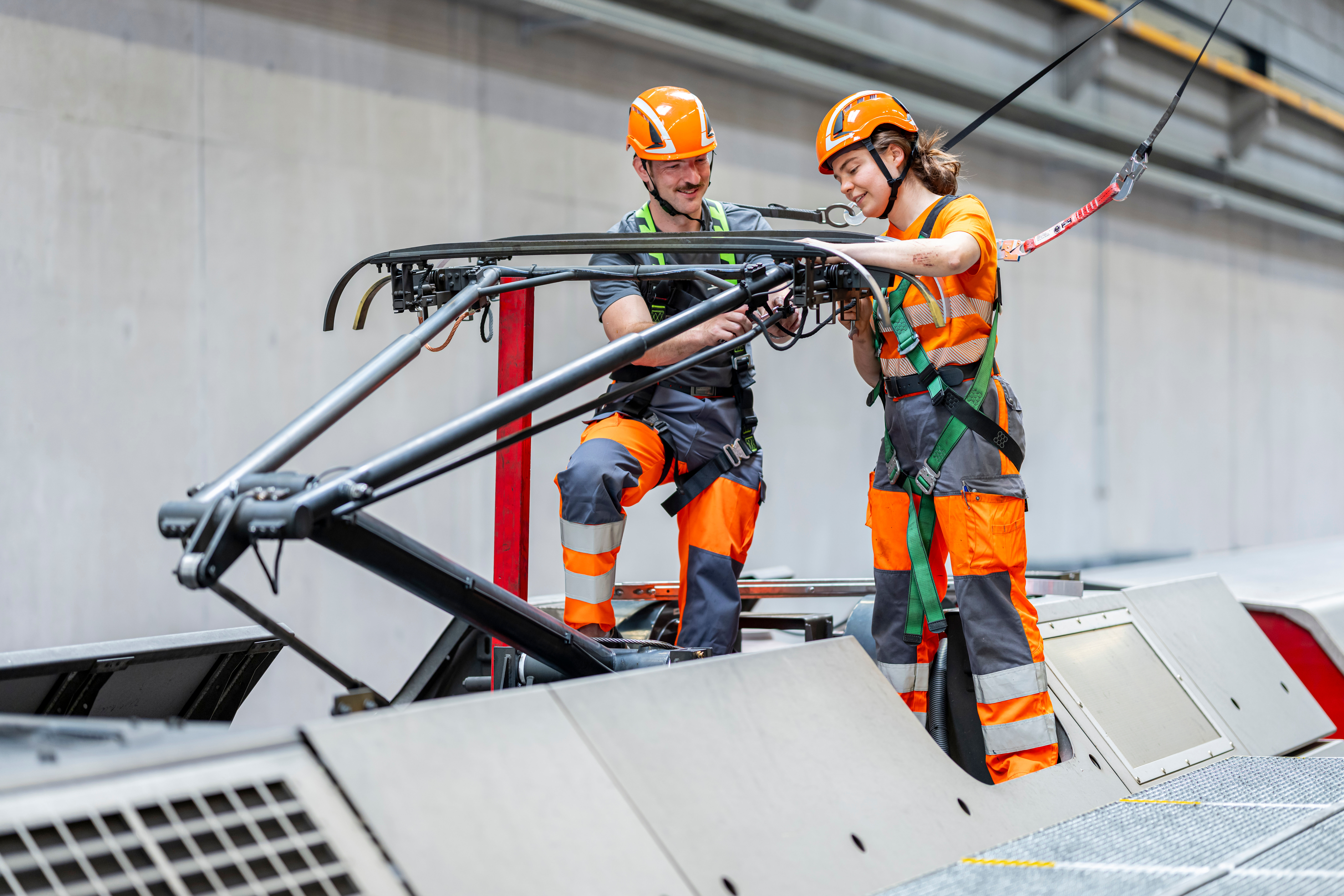 Mitarbeitende reparieren einen Stromabnehmer bei Rollmaterial Capricorn