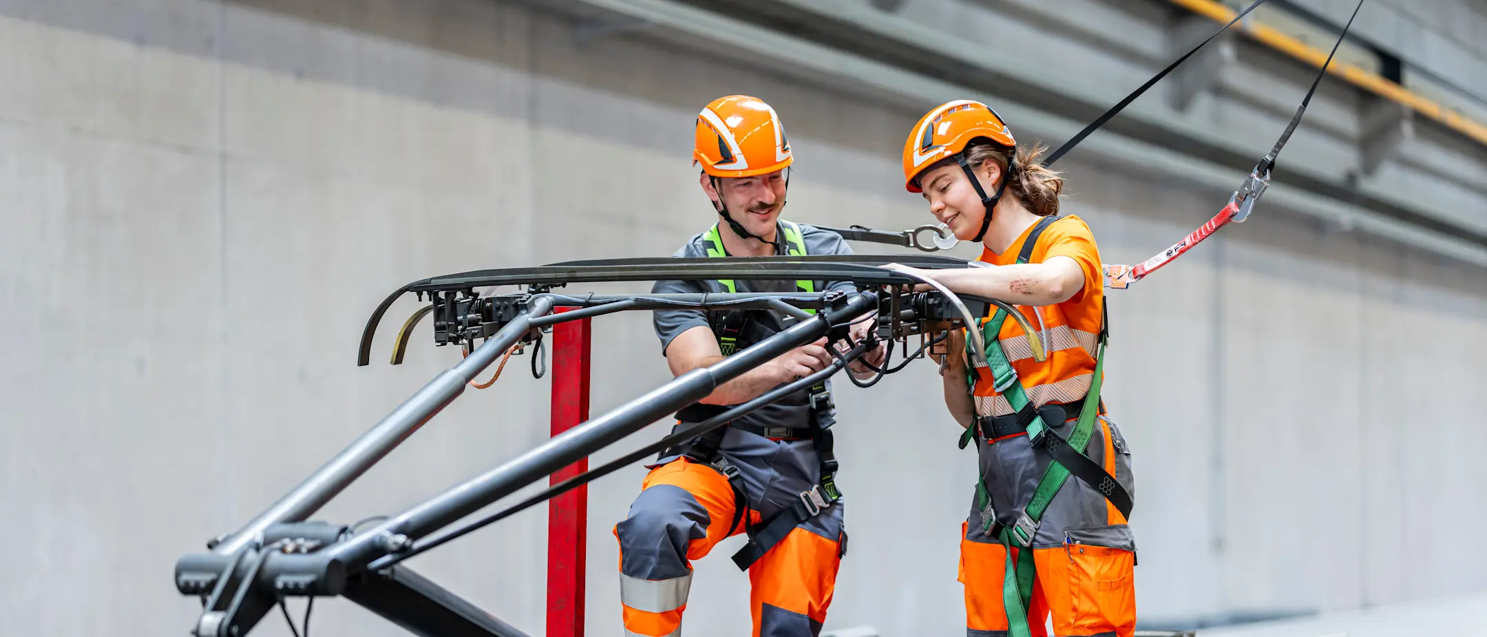 Mitarbeitende reparieren einen Stromabnehmer bei Rollmaterial Capricorn