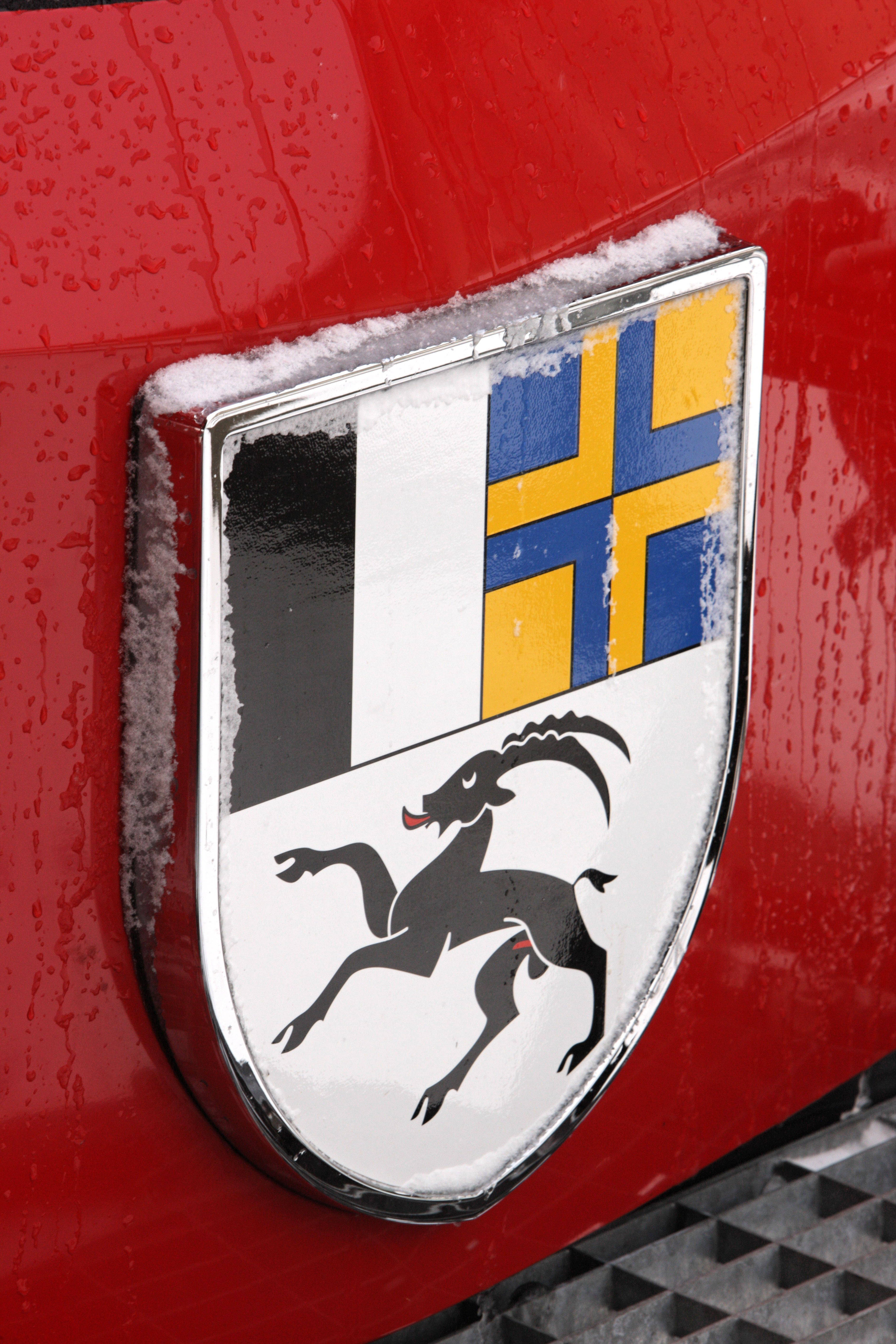 Wappen des Kantons Graubünden an der Front eines roten RhB-Zuges, mit Eiszapfen bedeckt.