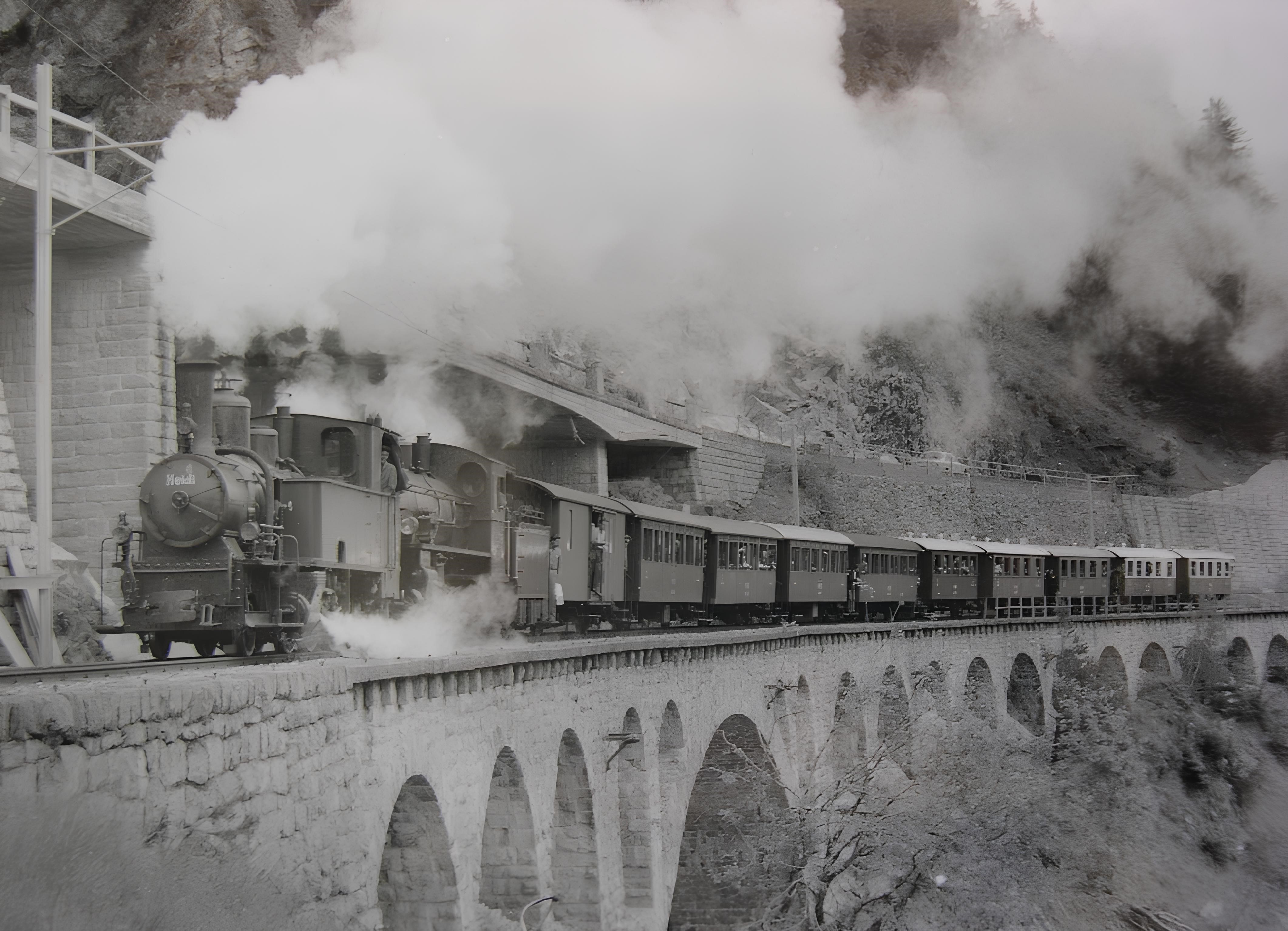 Historisches Bild der Dampflokomotive Heidi auf einem Viadukt