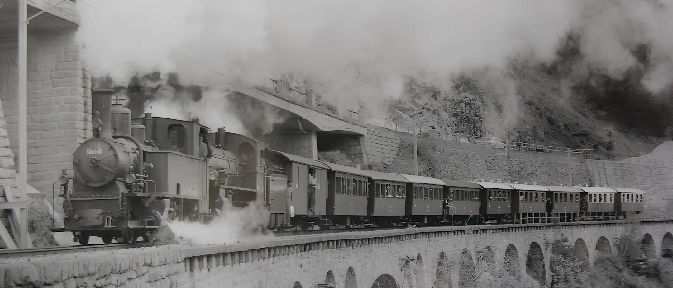 Historisches Bild der Dampflokomotive Heidi auf einem Viadukt