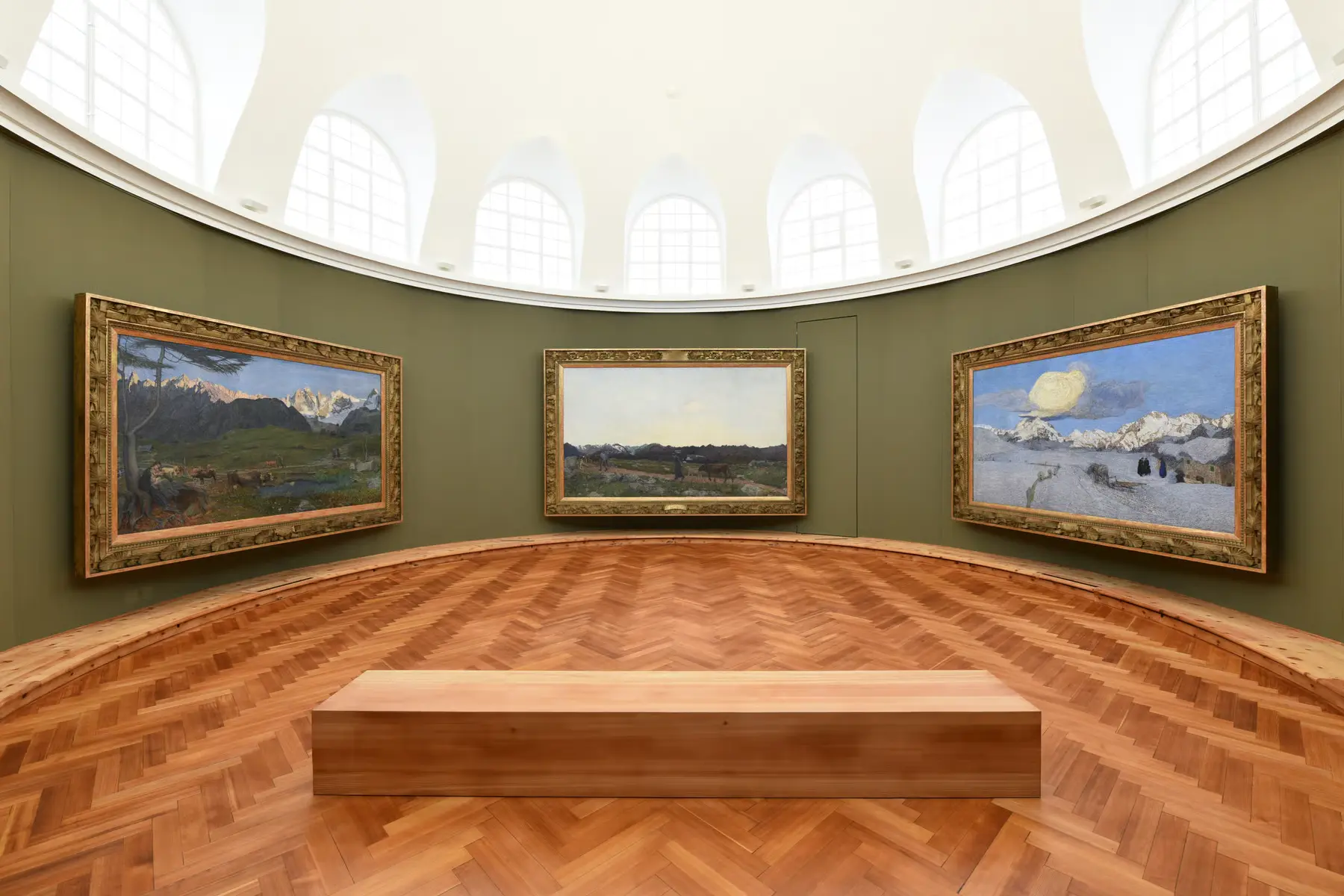 Triptychon-Gemälde von Giovanni Segantini im Ausstellungsraum des Segantini Museums in St. Moritz.