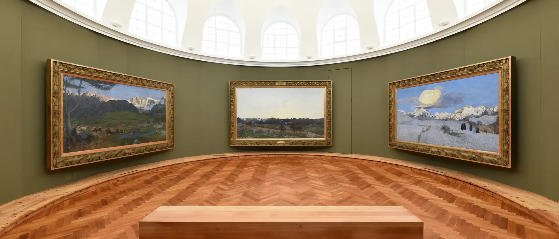 Triptychon-Gemälde von Giovanni Segantini im Ausstellungsraum des Segantini Museums in St. Moritz.
