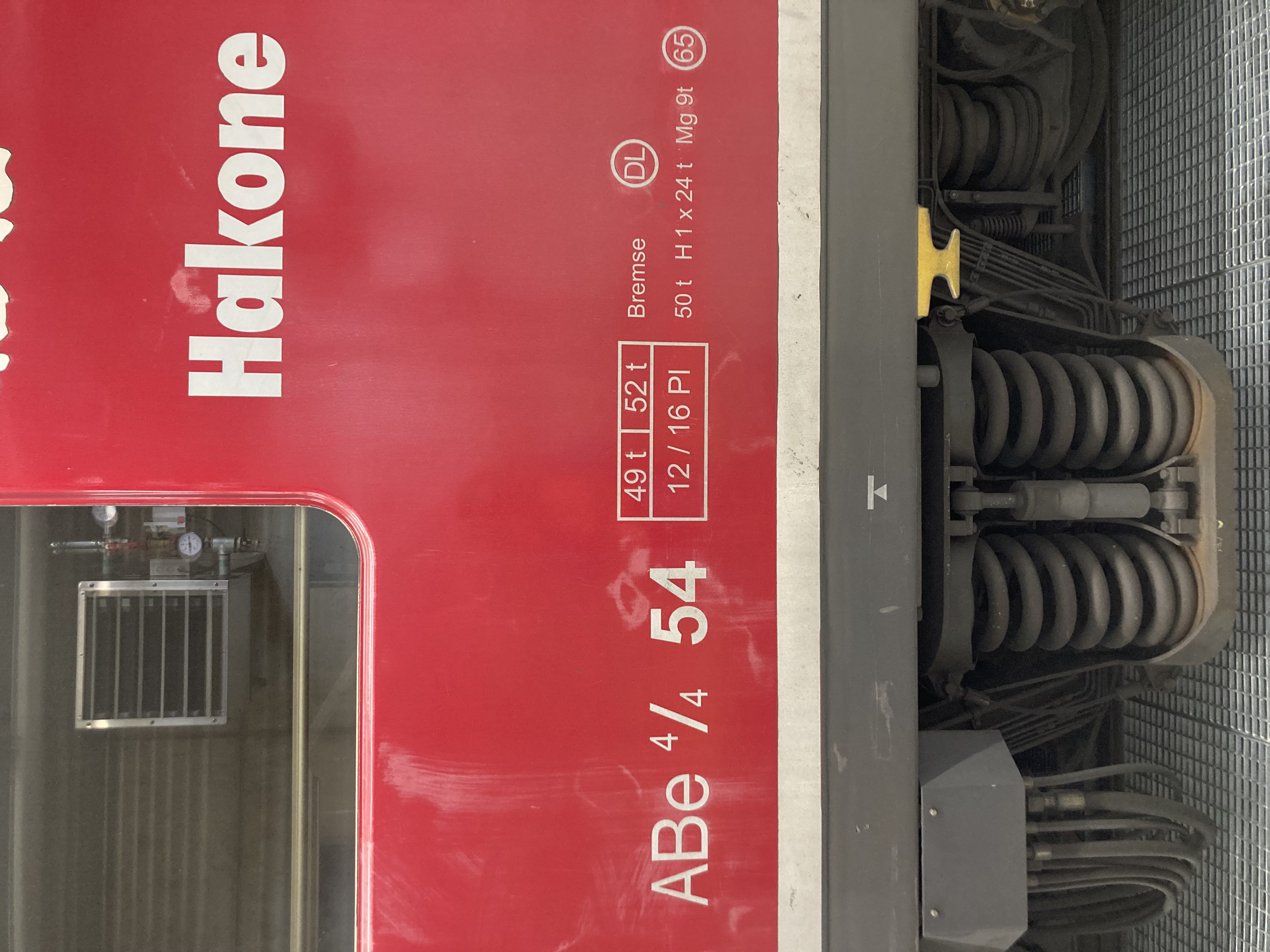 Detailansicht des Schriftzugs Hakone auf der RhB-Lokomotive.