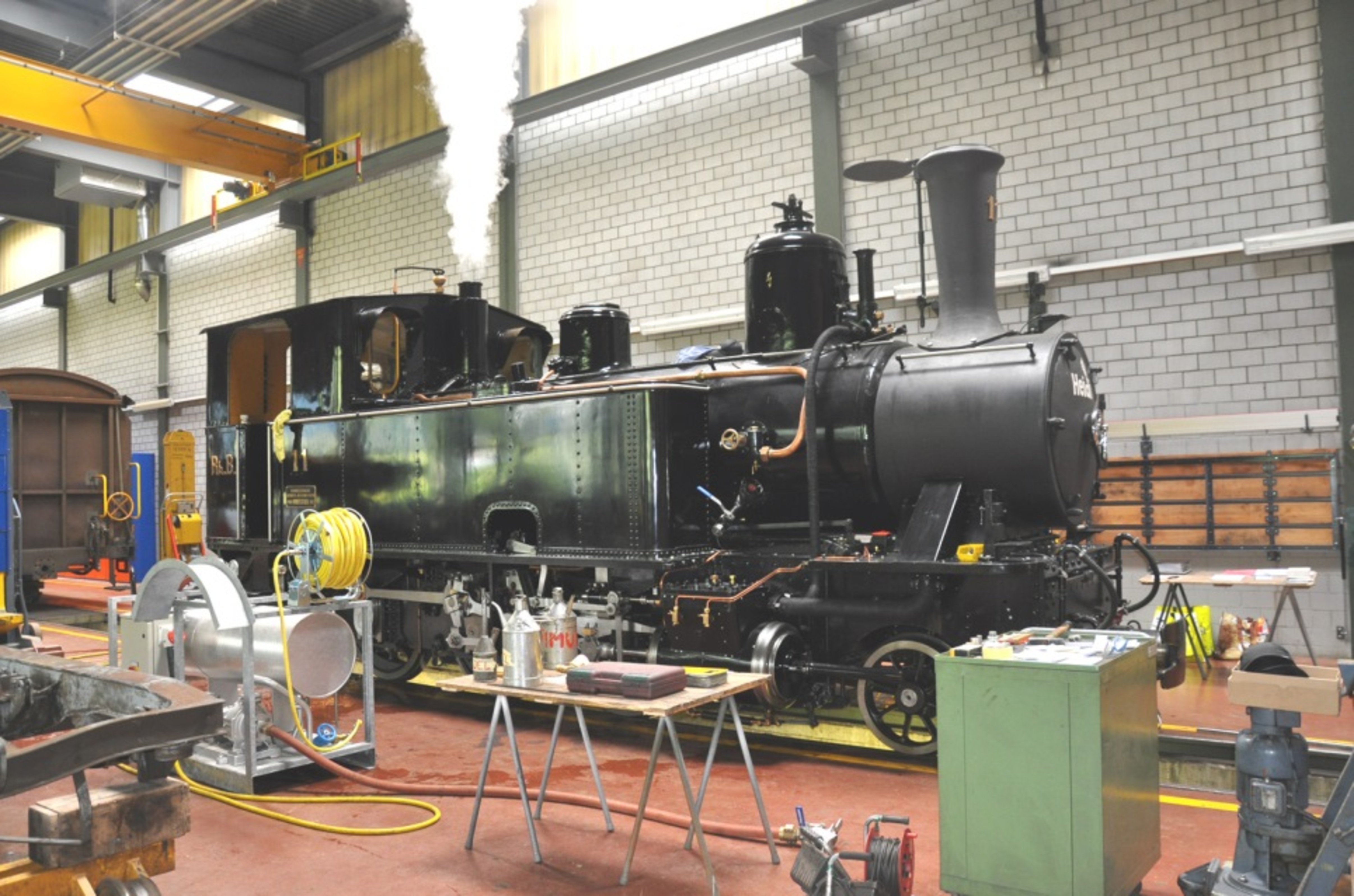 Die Dampflokomotive Heidi steht in der Werkstatt.