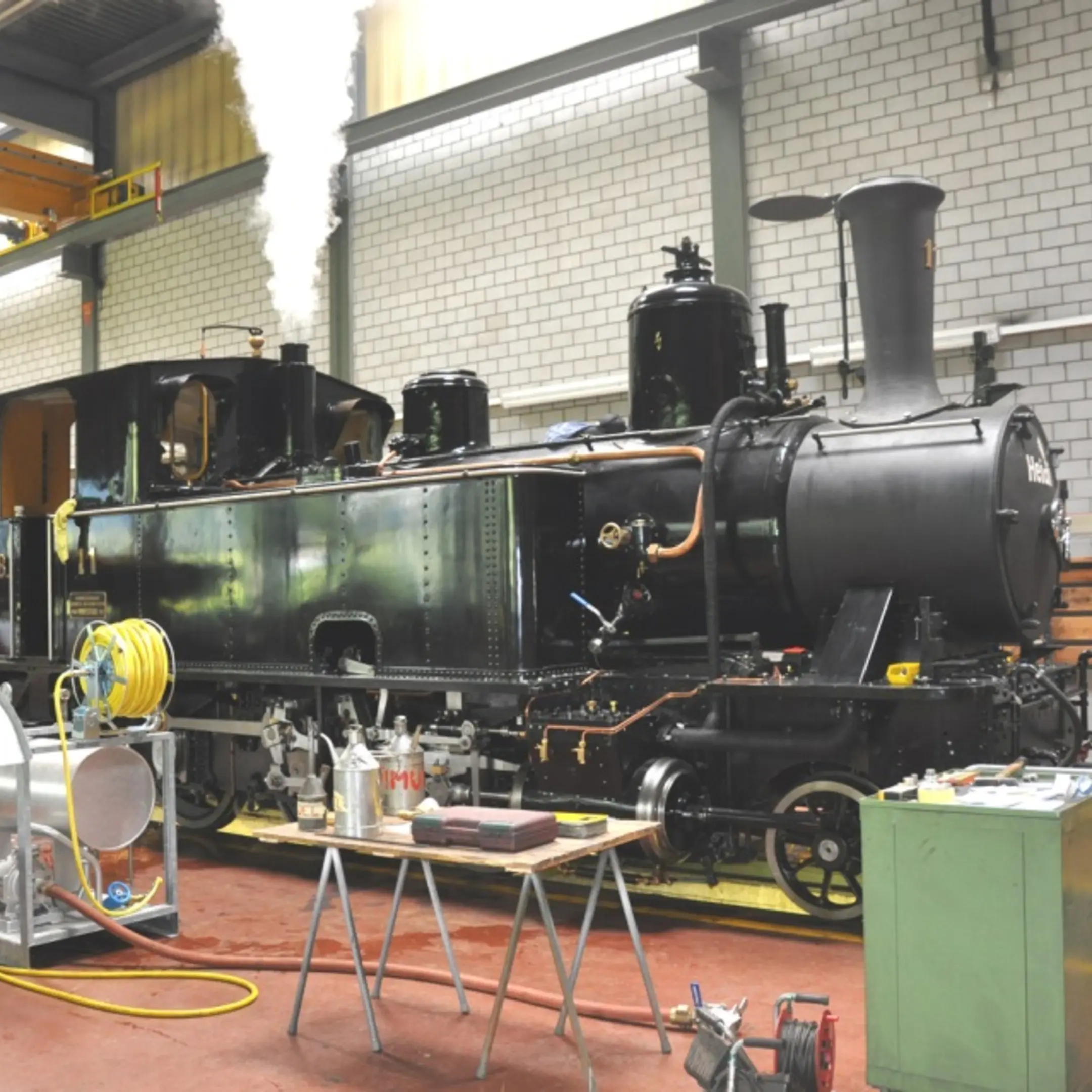 Die Dampflokomotive Heidi steht in der Werkstatt.