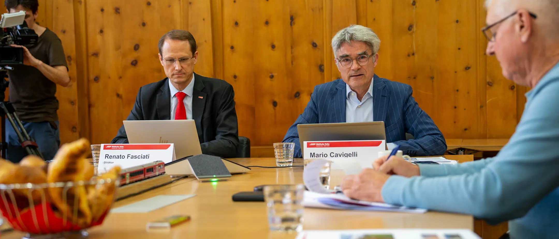 RhB-Verwaltungsratspräsident Mario Cavigelli und RhB-Direktor Renato Fasciati informieren die Medienschaffenden.