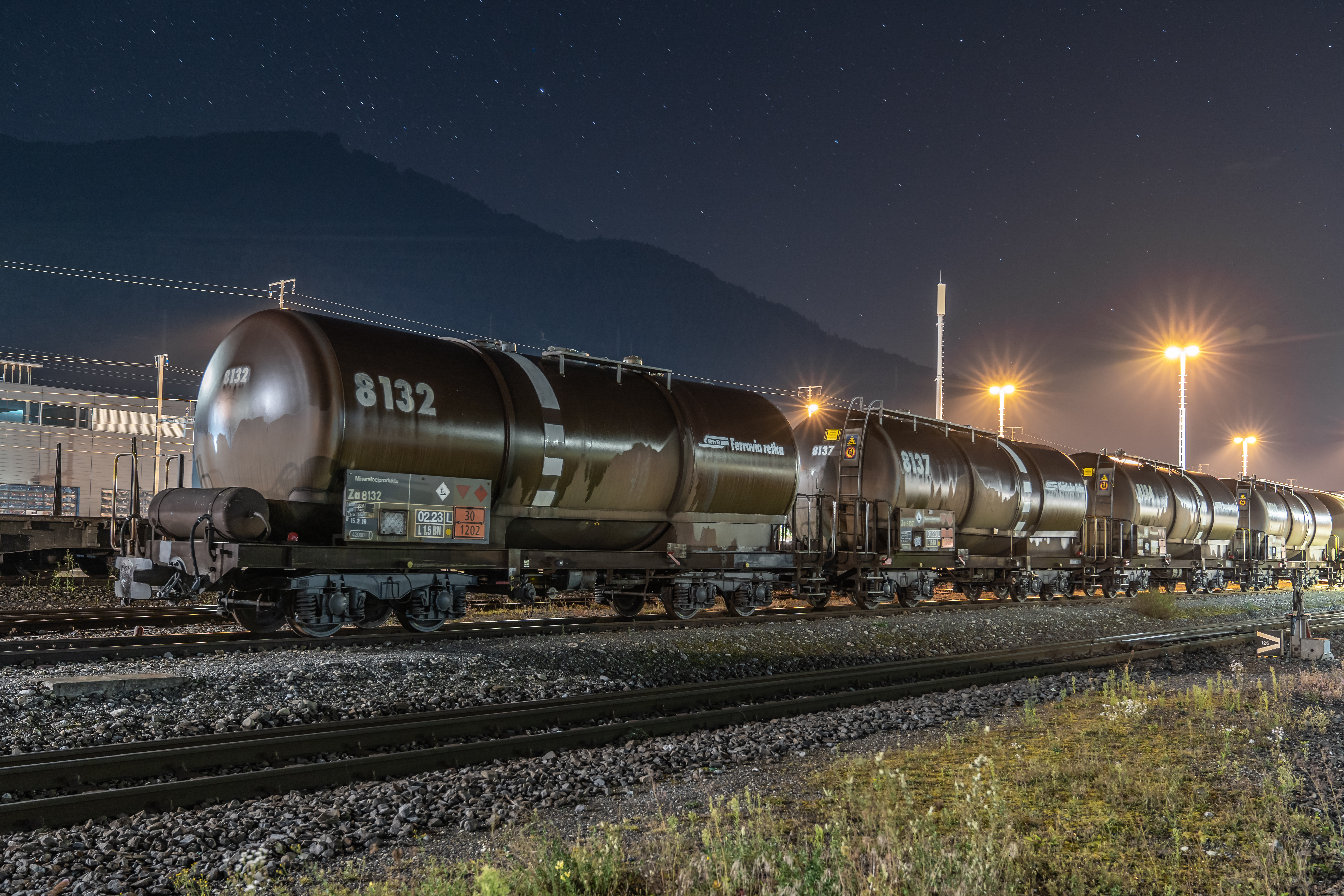 Ein schwarzer Zisternenwagen Mineralölkesselwagen im GUZ der Bündner Güterbahn
