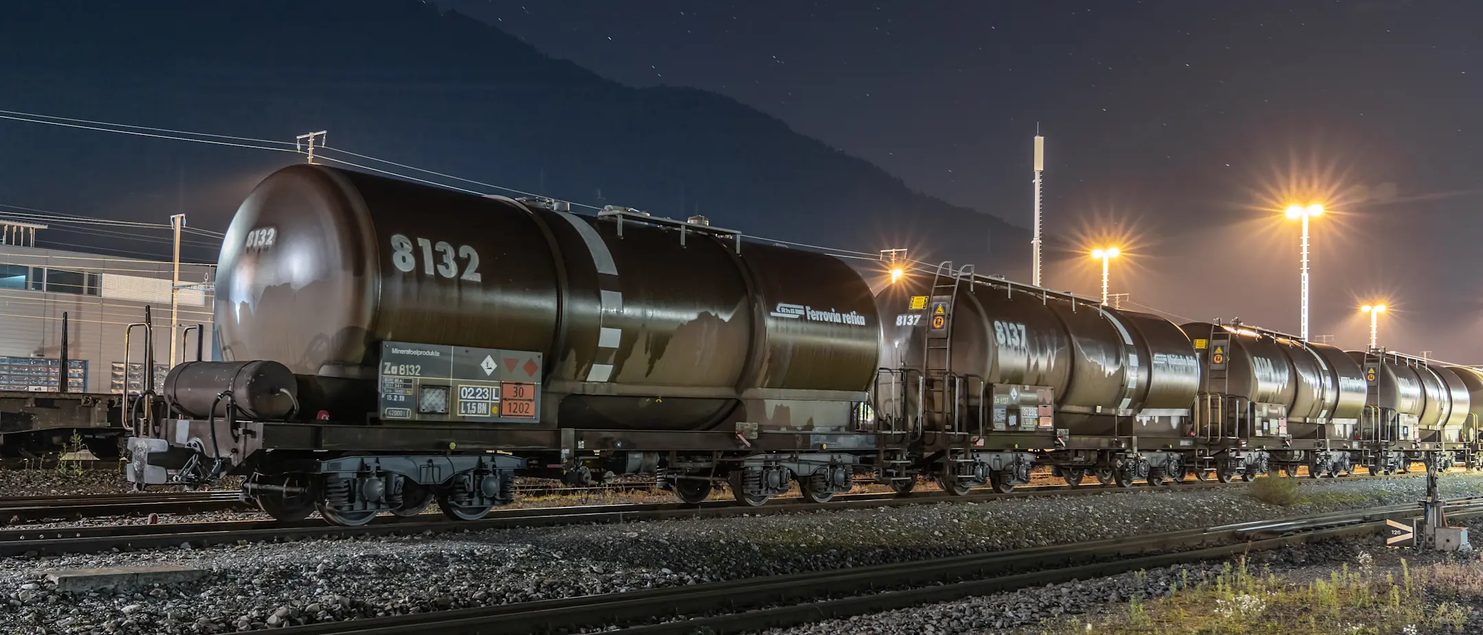 Ein schwarzer Zisternenwagen Mineralölkesselwagen im GUZ der Bündner Güterbahn