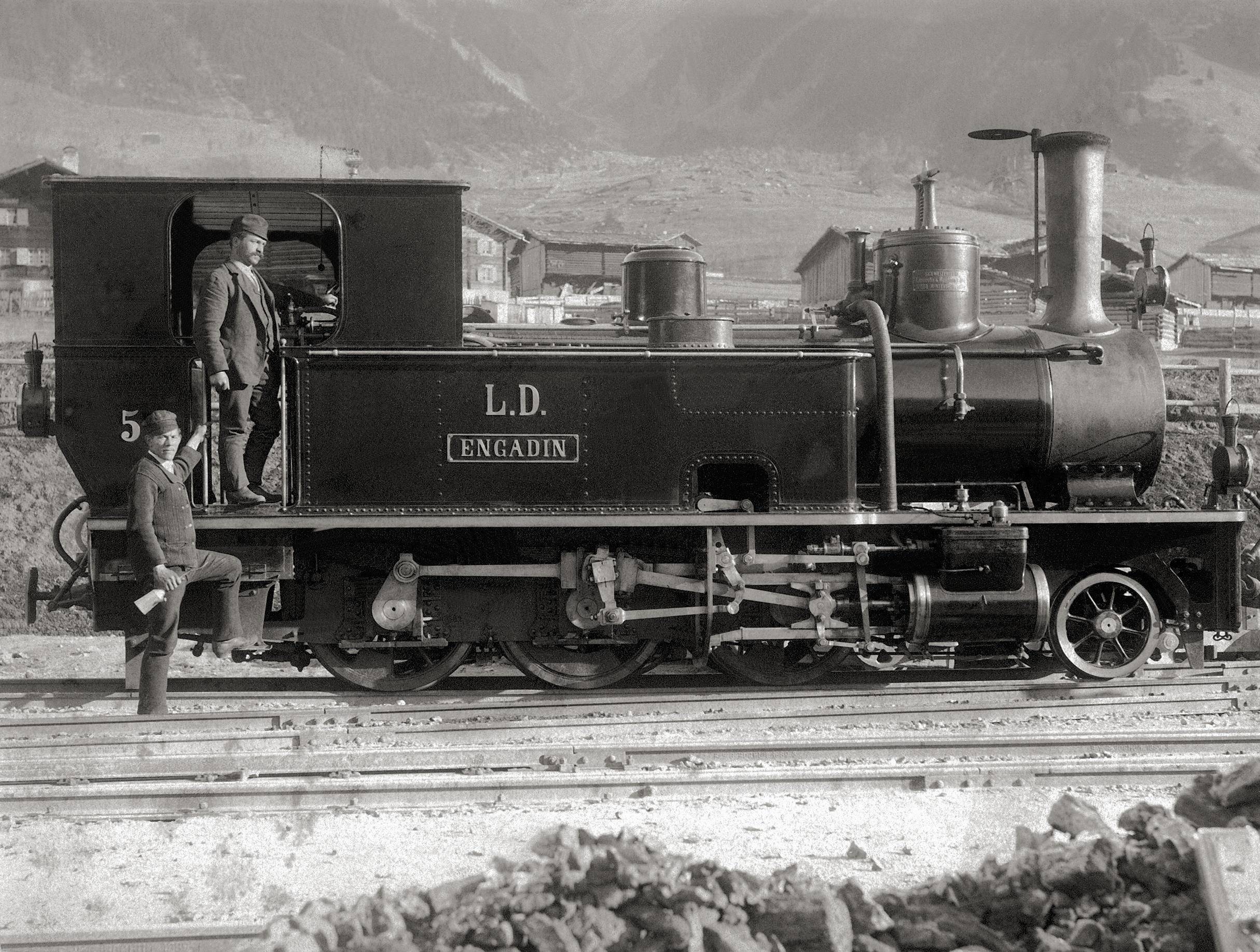 Ein schwarz/weiss Foto von der Dampflokomotive L.D. Engadin