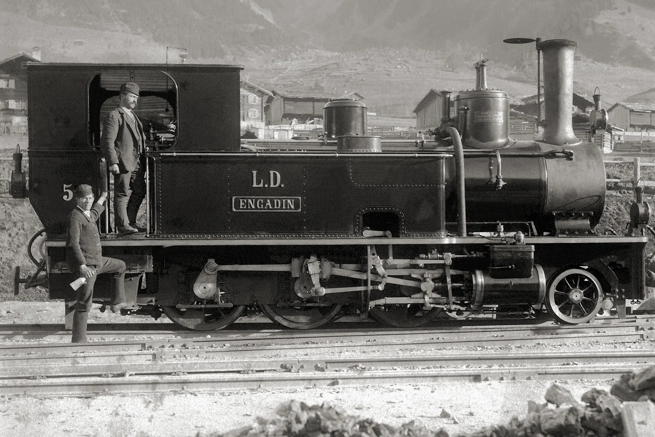 Ein schwarz/weiss Foto von der Dampflokomotive L.D. Engadin