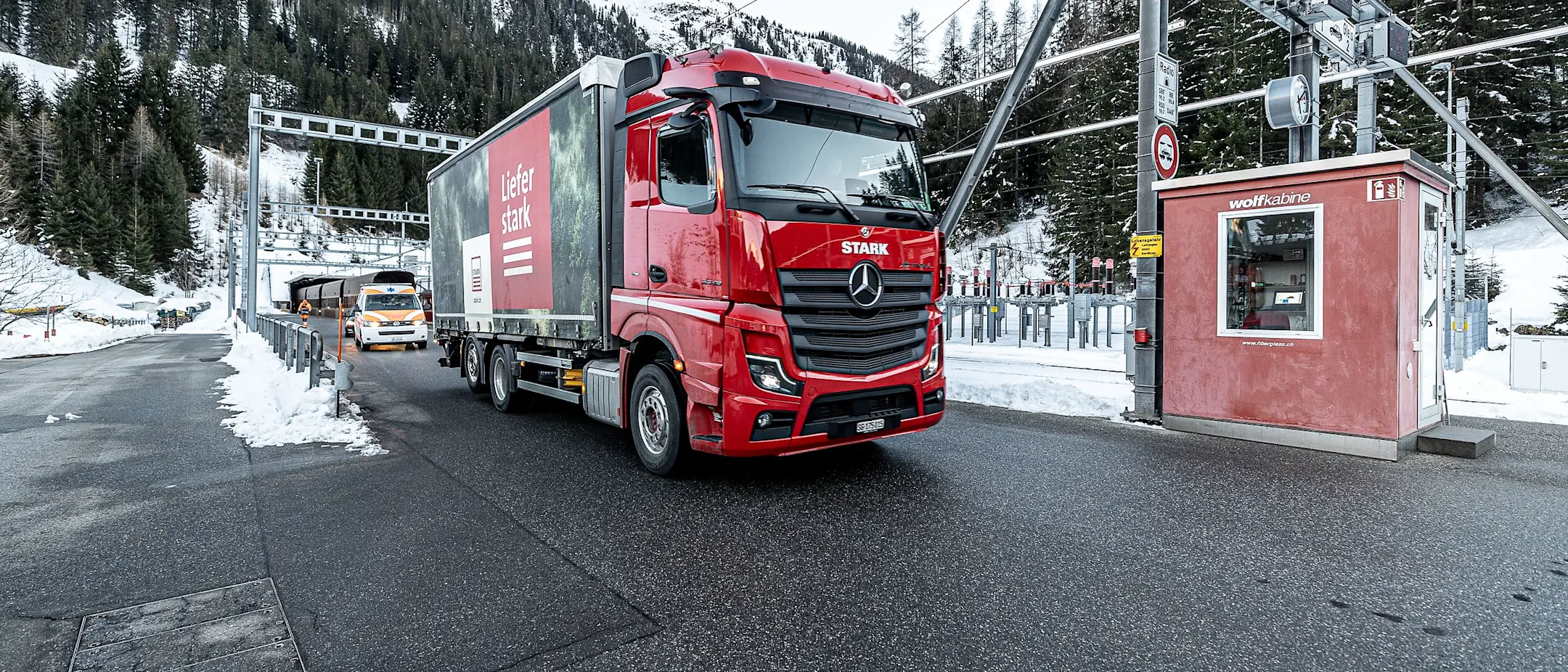 Ein LKW wartet in Klosters um mit dem Autoverlad Vereina durch den Berg transportiert zu werden.