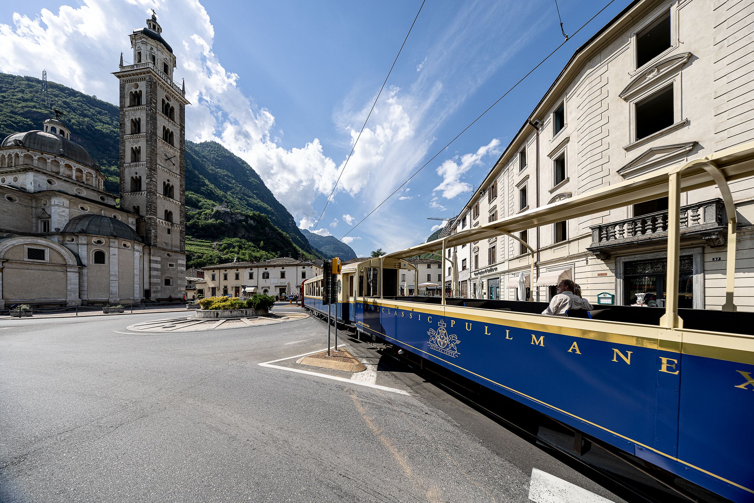 City Feeling: Mit der Bernina Express Pullman Class geht es direkt durch Tirano. 