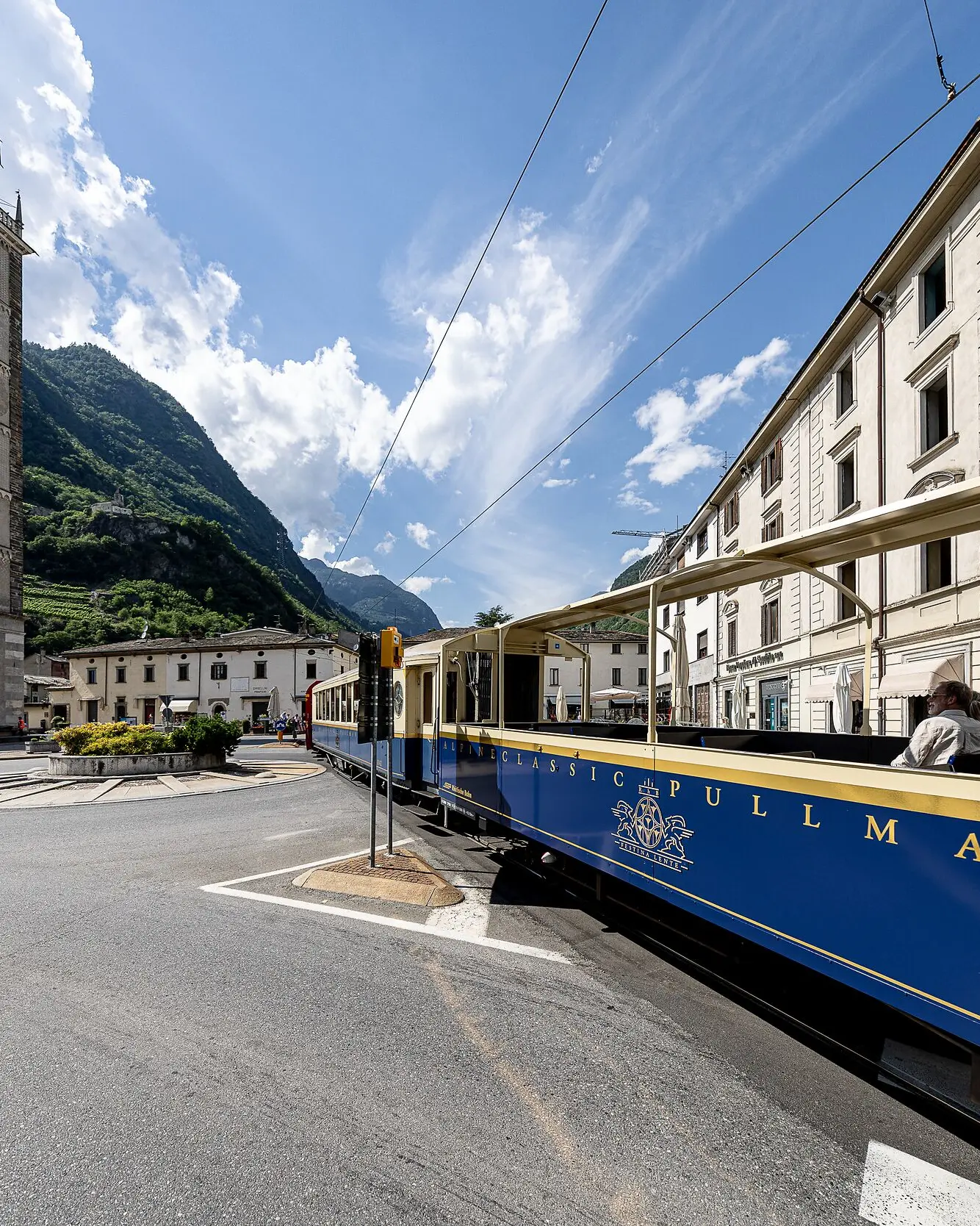 City Feeling: Mit der Bernina Express Pullman Class geht es direkt durch Tirano.