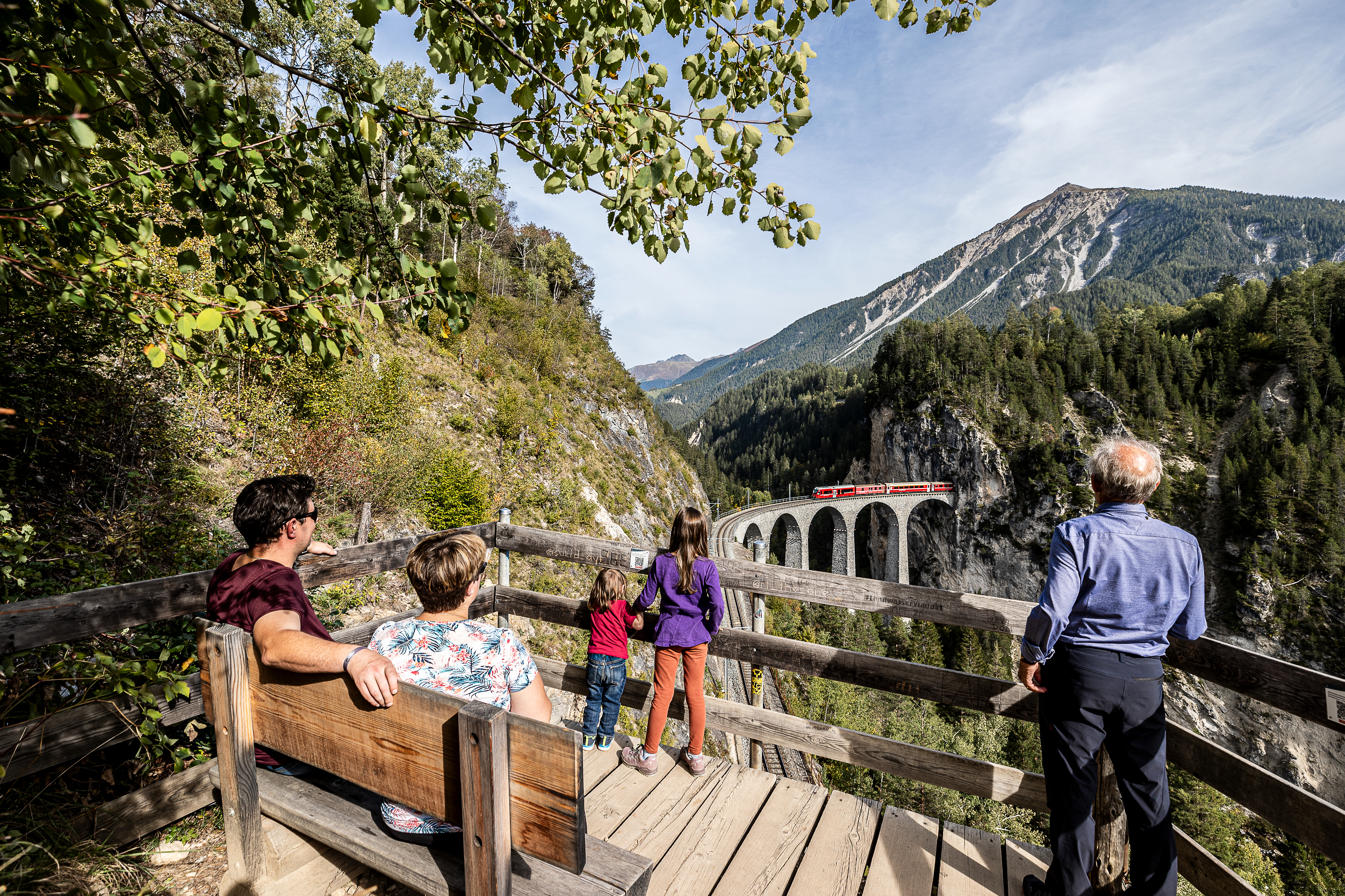 Die Aussichtsplattform Hennings ermöglicht einen klaren Blick auf das Landwasserviadukt und die umliegende Landschaft
