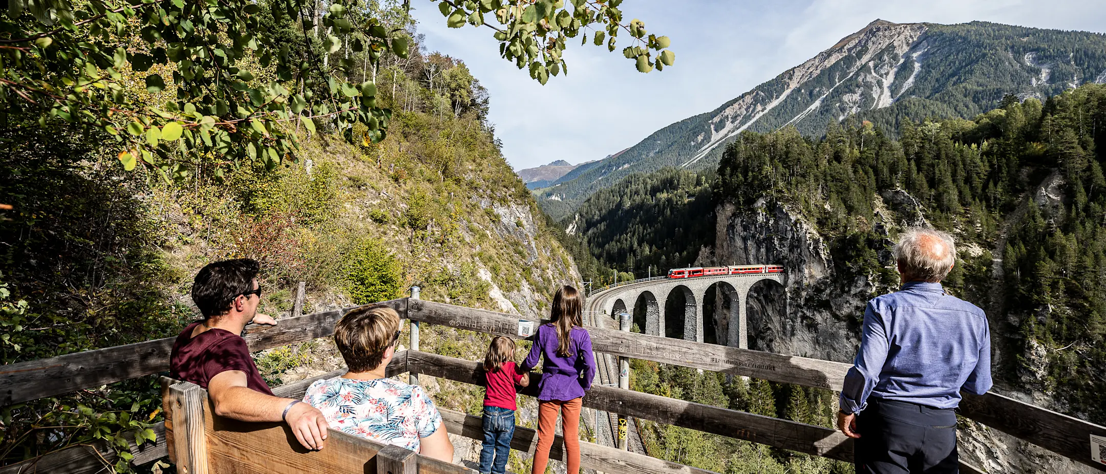 Die Aussichtsplattform Hennings ermöglicht einen klaren Blick auf das Landwasserviadukt und die umliegende Landschaft