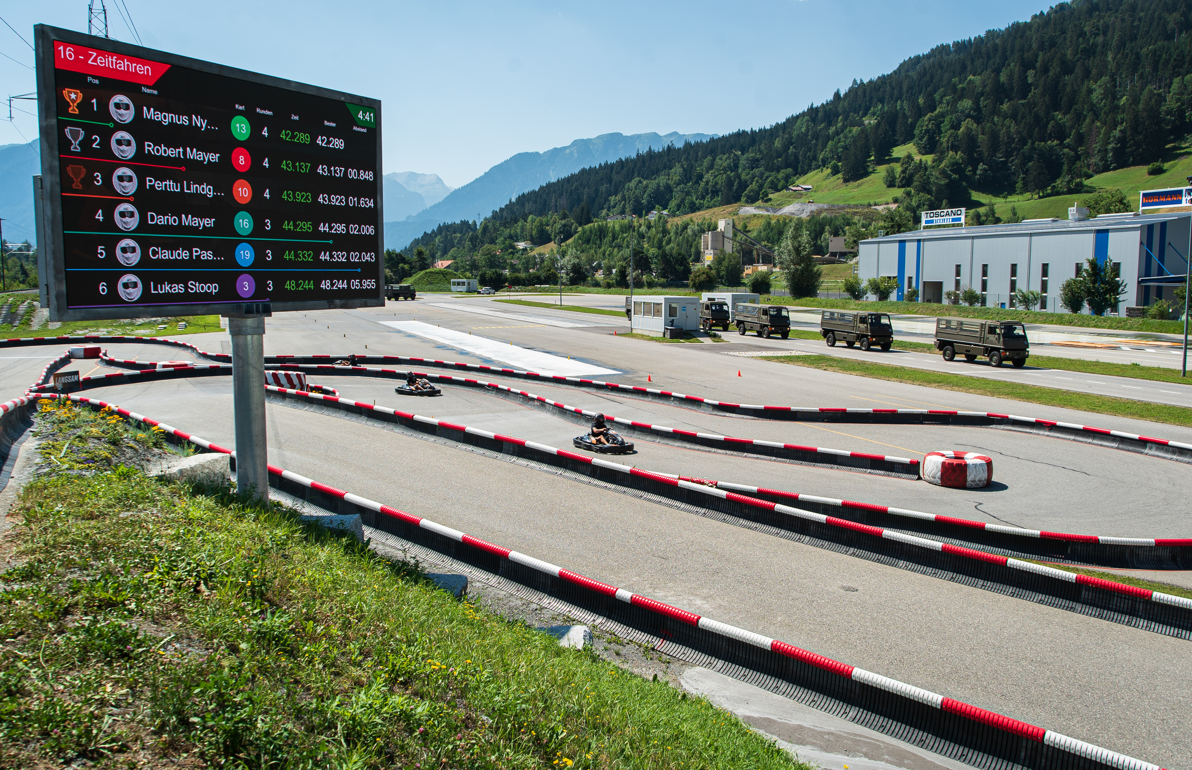 Die Outdoorkart Rennstrecke liegt eingebettet in die Bündner Bergwelt. 