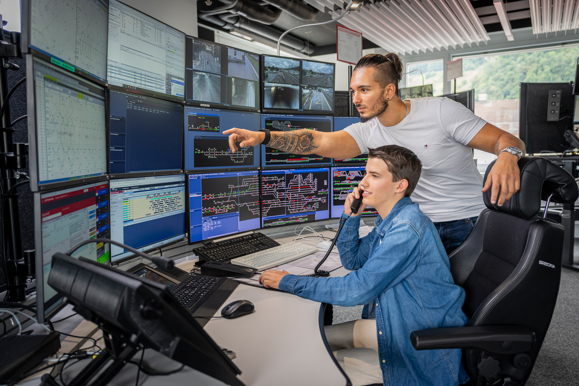 Ein Elektroinstallateur bei der Arbeit in einem Stellwerk