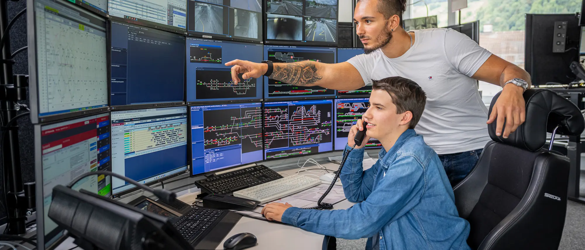 Ein Elektroinstallateur bei der Arbeit in einem Stellwerk