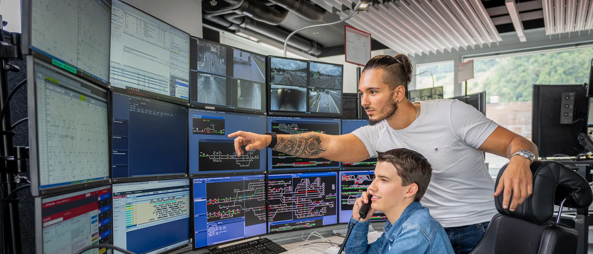 Ein Elektroinstallateur bei der Arbeit in einem Stellwerk