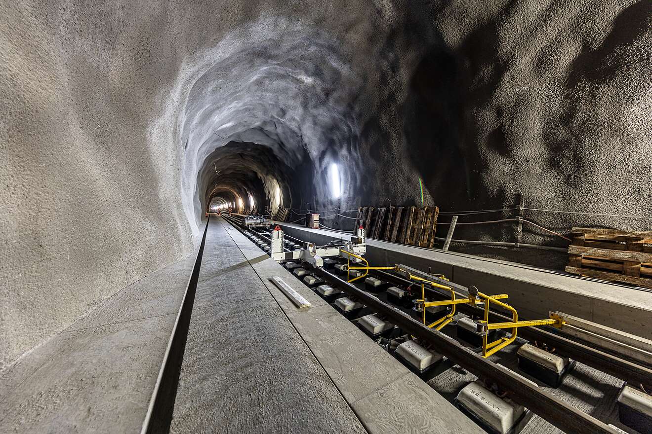 Blick in den neuen Albulatunnel der Rhätischen Bahn: Frisch betonierte Tunnelwände, installierte Gleise und moderne Technik.