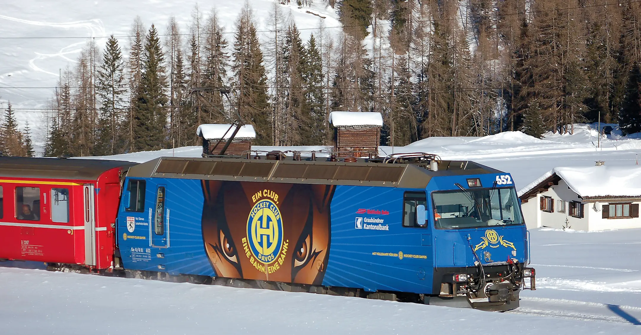 Werbelokomotive mit Sujet des HC Davos