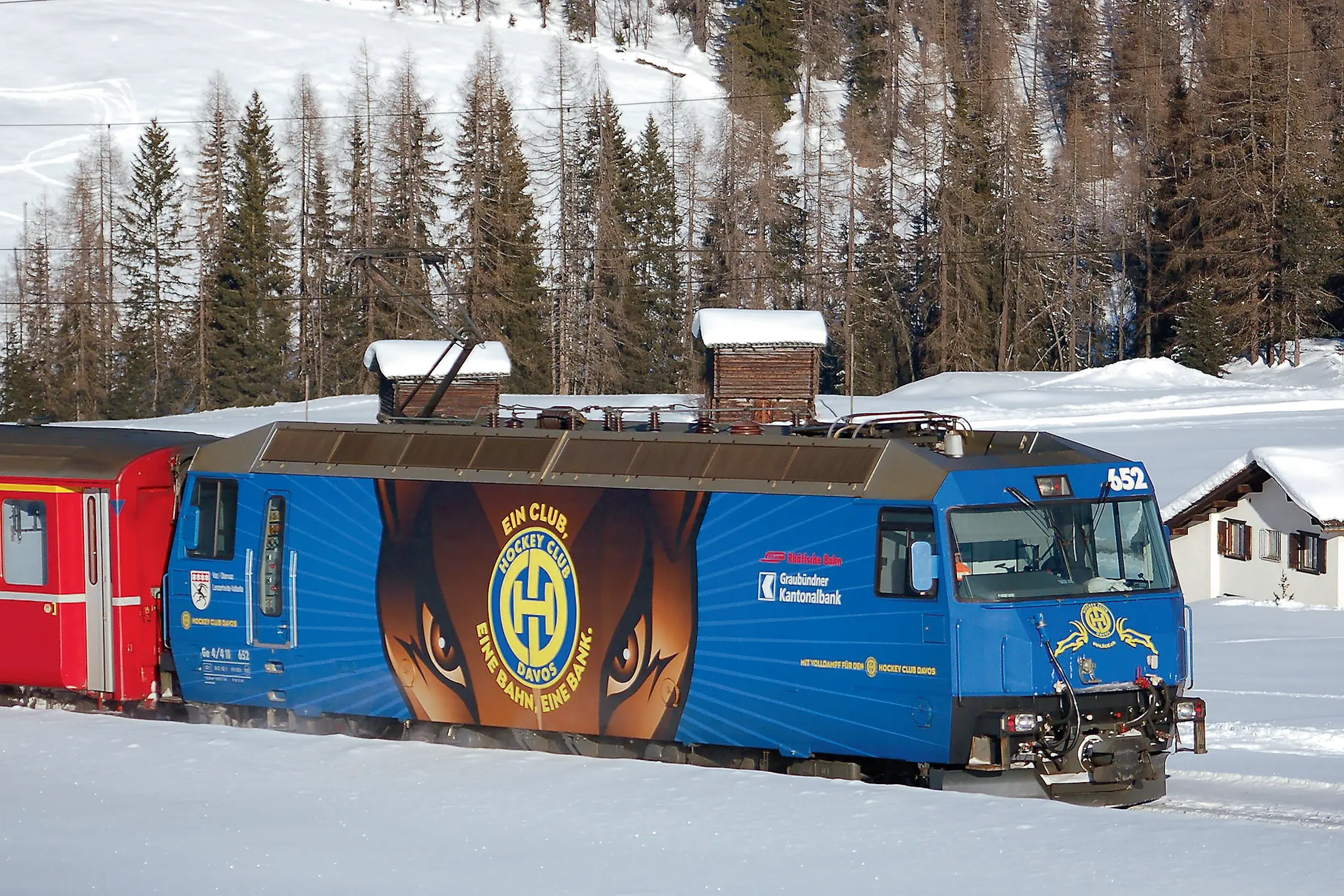 Werbelokomotive mit Sujet des HC Davos