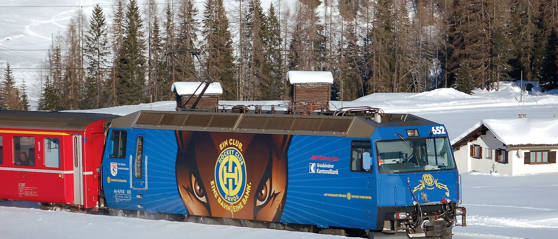 Werbelokomotive mit Sujet des HC Davos