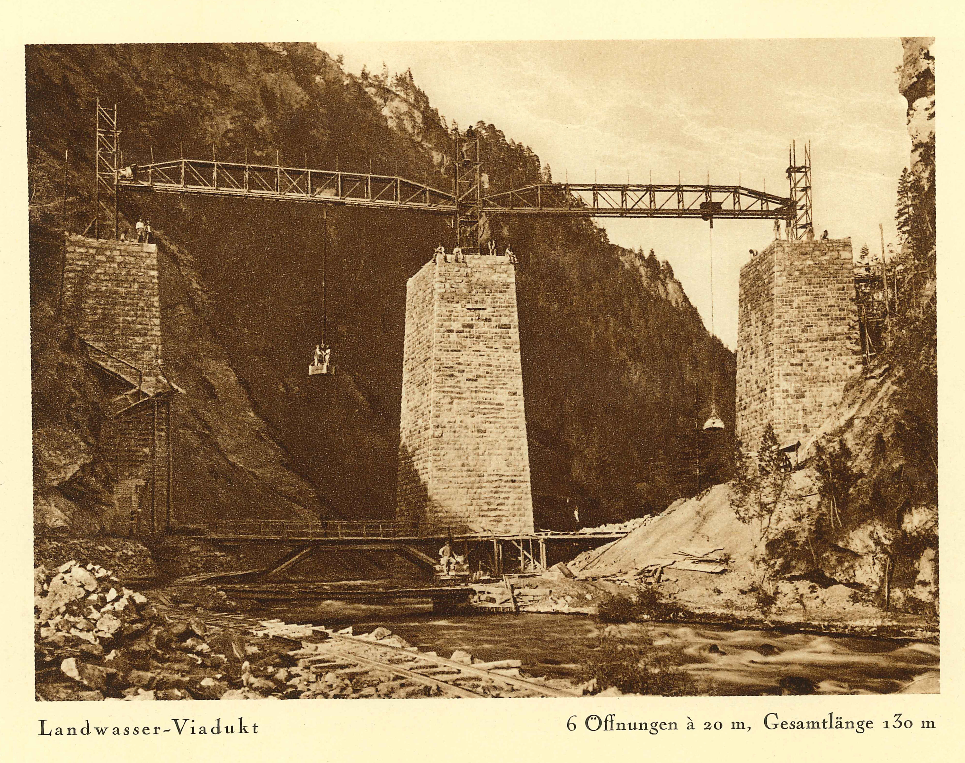 Historisches Bild vom Bau vom Landwasserviadukt zeigt, wie die Baumaterialien hochgezogen werden.