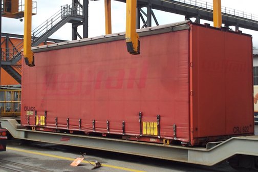 Container-Tragwagen Typ Sb beim Umlad im GUZ