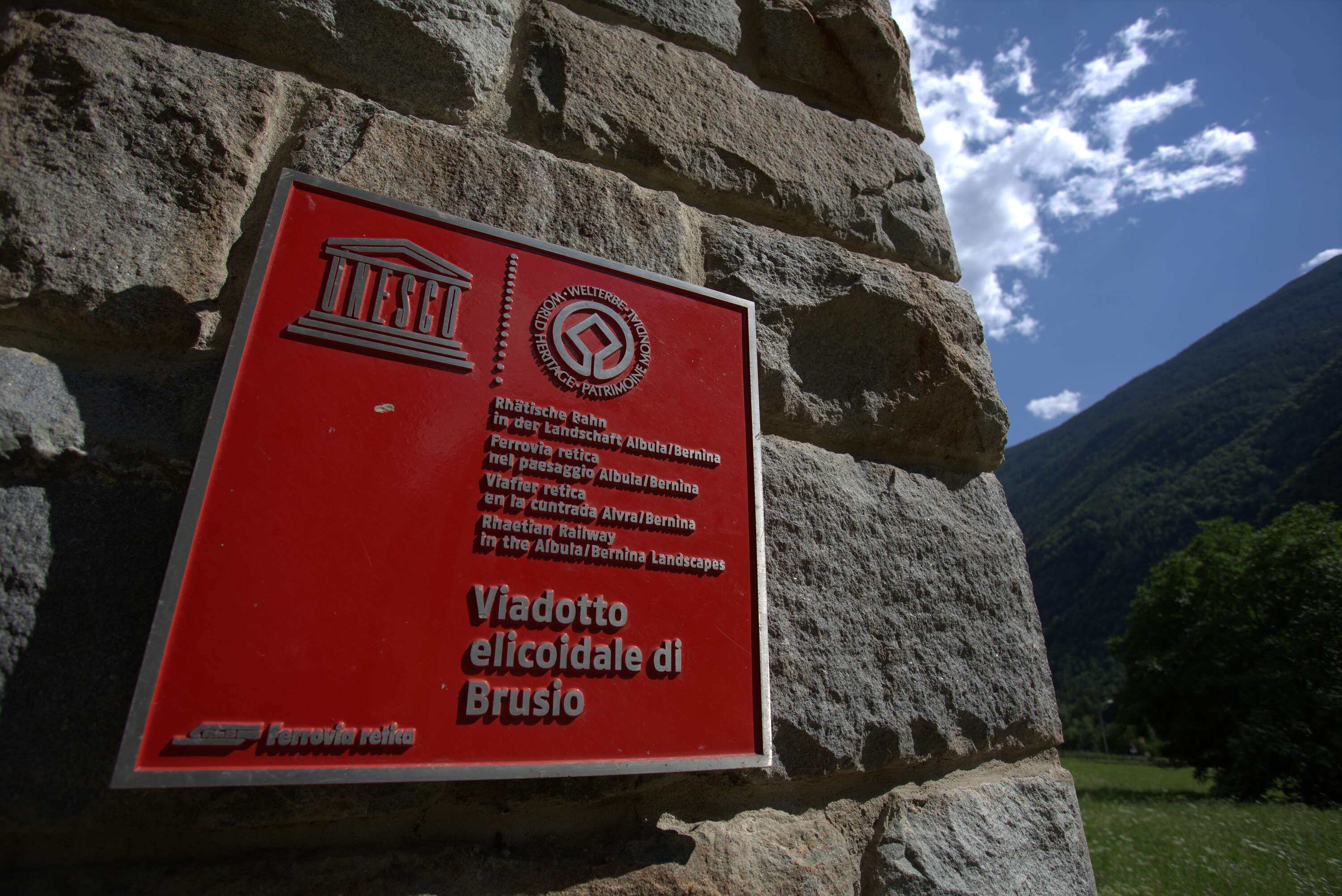 Plakette zum UNESCO Welterbe RhB am Viadukt. 