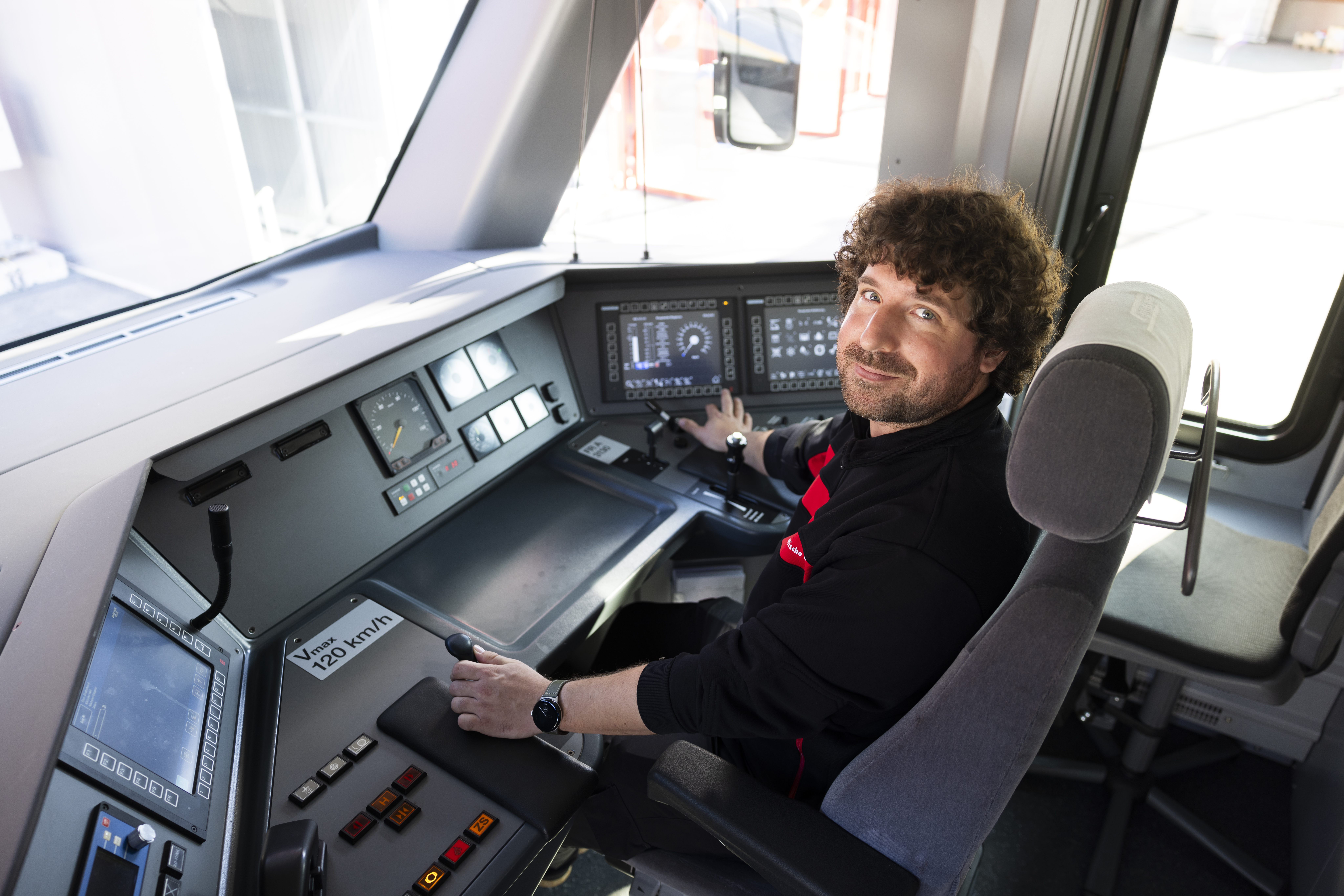 Der RhB-Lokführer Fabio Peng sitzt im Führerstand.