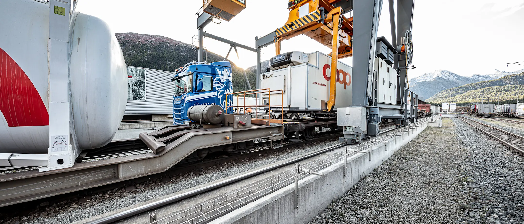 Umladung eines Containers am Güterumschlagszentrum Oberengadin