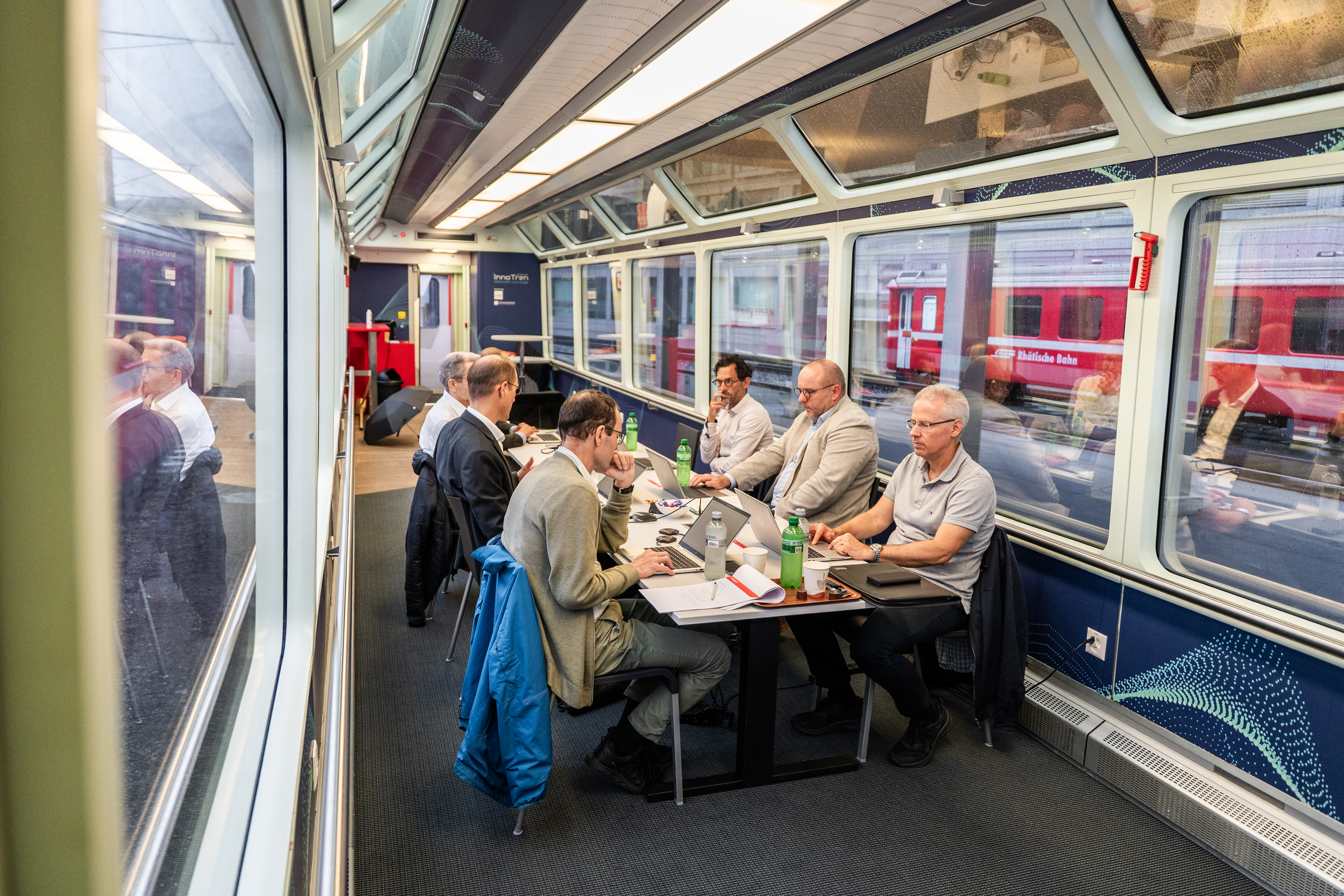 RhB-Direktor Renato Fasciati sitzt im TennInn Zug an einem Tisch mit 5 weiteren Personen.