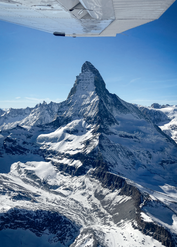 Blick vom Flugzeug über das Matterhorn